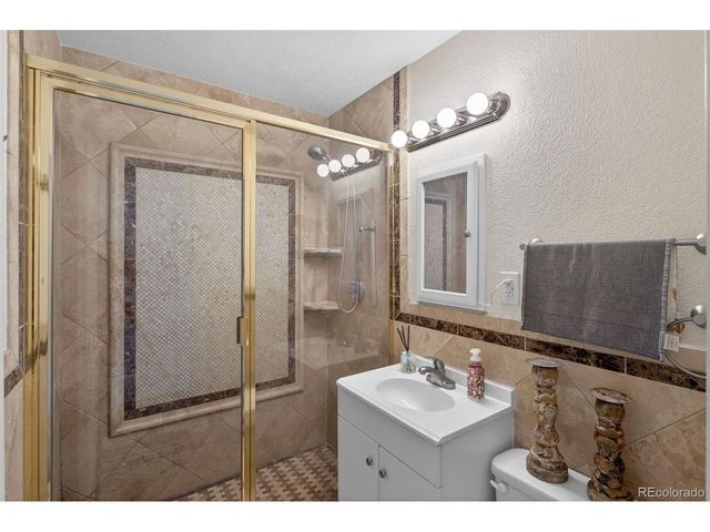 820 Newark St, Aurora, CO 80010