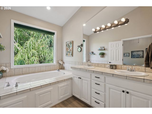 16117 Se GOOSEHOLLOW Dr, Damascus, OR 97089