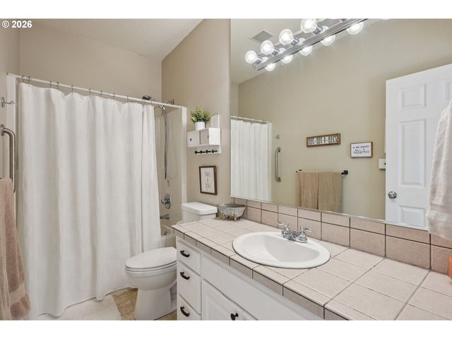 16117 Se GOOSEHOLLOW Dr, Damascus, OR 97089