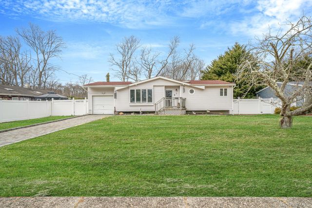 7 Betsy Drive, West Sayville, NY 11796