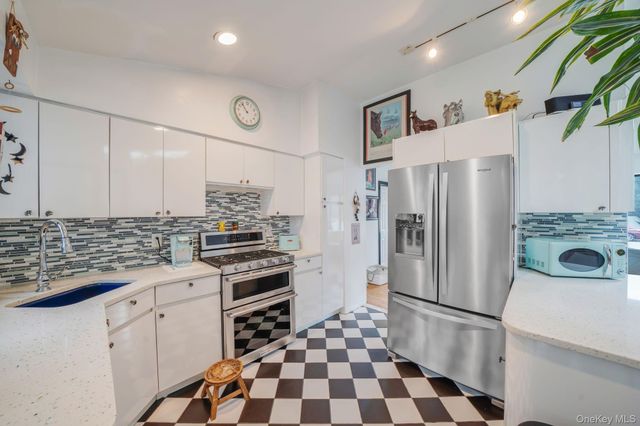 7 Betsy Drive, West Sayville, NY 11796