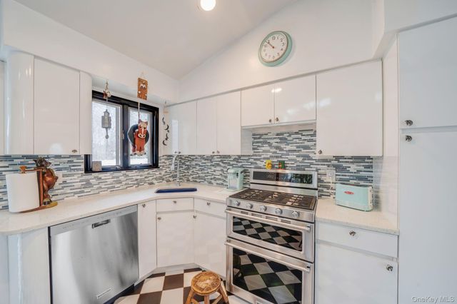 7 Betsy Drive, West Sayville, NY 11796