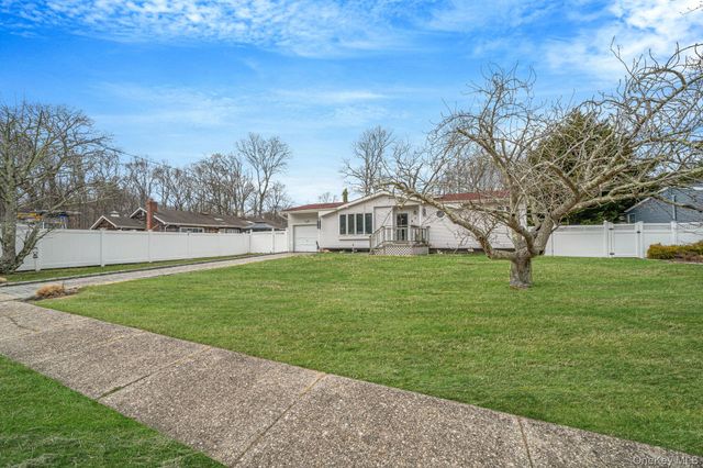 7 Betsy Drive, West Sayville, NY 11796