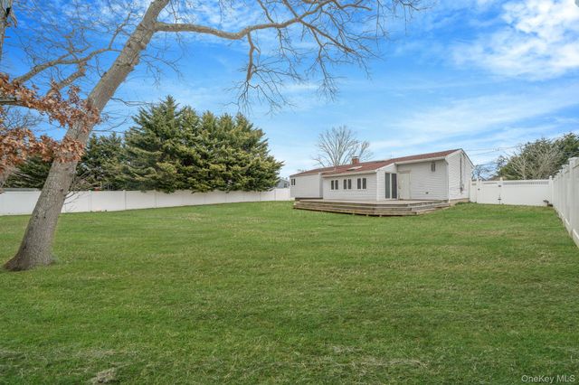 7 Betsy Drive, West Sayville, NY 11796