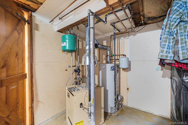 7 Betsy Drive, West Sayville, NY 11796