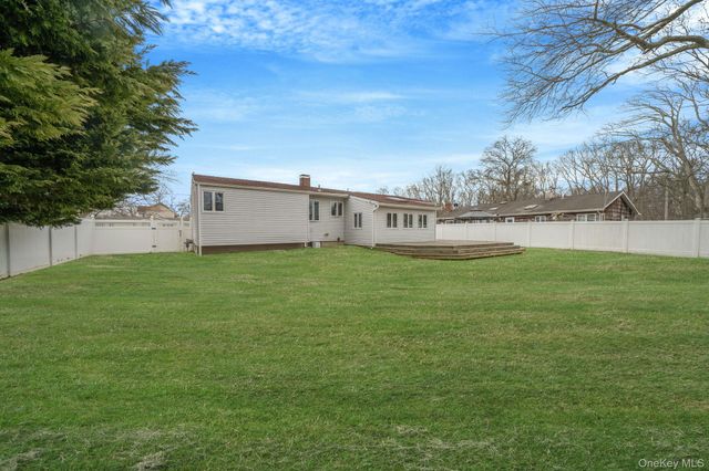 7 Betsy Drive, West Sayville, NY 11796