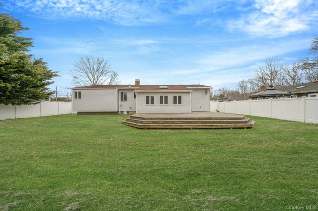 7 Betsy Drive, West Sayville, NY 11796