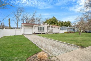 7 Betsy Drive, West Sayville, NY 11796