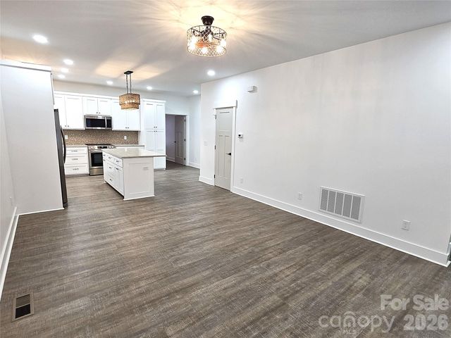 768 8th Street NE, Hickory, NC 28601
