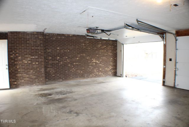 485 Old Hickory Circle, Mount Carmel, TN 37645