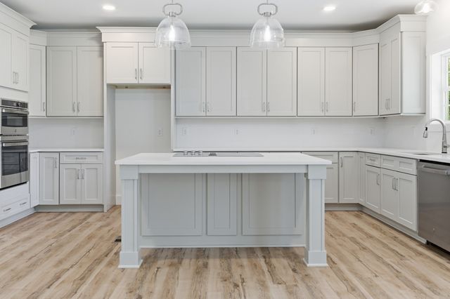 2401 Grover St, Nashville, TN 37207