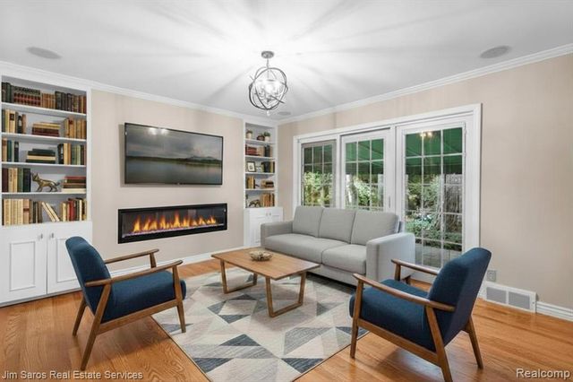 1023 Buckingham Road, Grosse Pointe, MI 48230