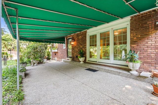 1023 Buckingham Road, Grosse Pointe, MI 48230