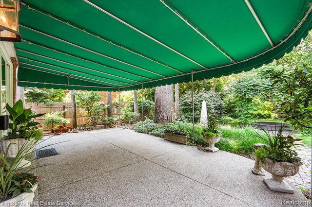 1023 Buckingham Road, Grosse Pointe, MI 48230