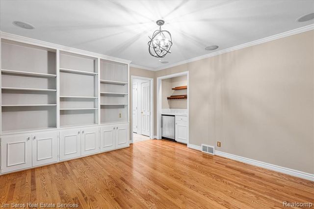 1023 Buckingham Road, Grosse Pointe, MI 48230