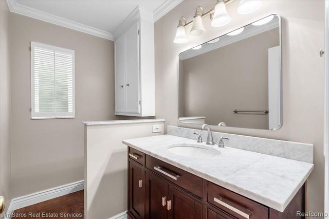 1023 Buckingham Road, Grosse Pointe, MI 48230