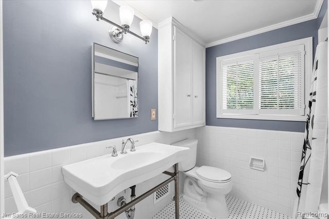 1023 Buckingham Road, Grosse Pointe, MI 48230