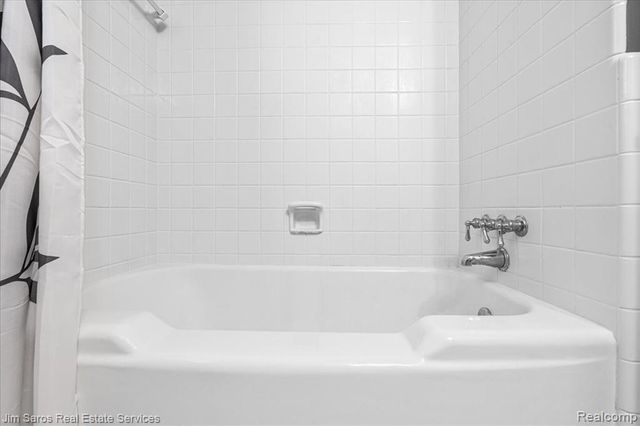 1023 Buckingham Road, Grosse Pointe, MI 48230