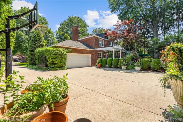 1023 Buckingham Road, Grosse Pointe, MI 48230