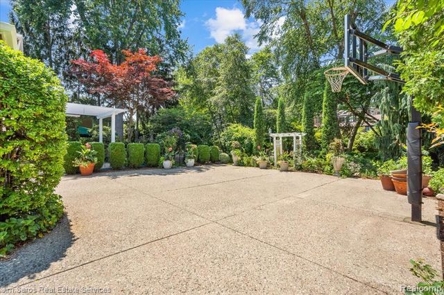 1023 Buckingham Road, Grosse Pointe, MI 48230