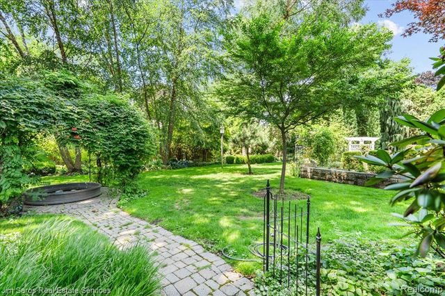 1023 Buckingham Road, Grosse Pointe, MI 48230