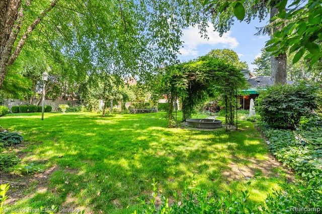 1023 Buckingham Road, Grosse Pointe, MI 48230