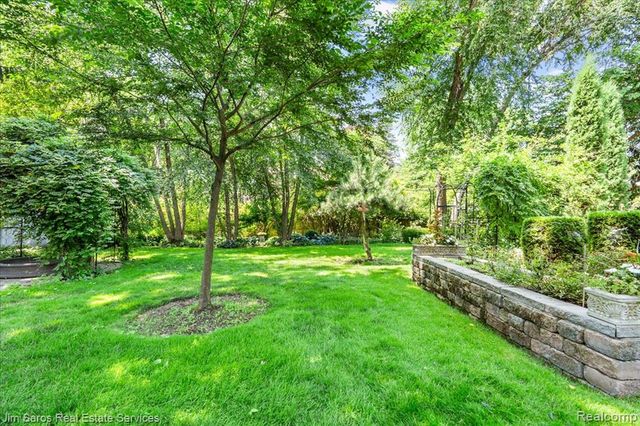 1023 Buckingham Road, Grosse Pointe, MI 48230