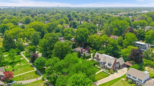 1023 Buckingham Road, Grosse Pointe, MI 48230