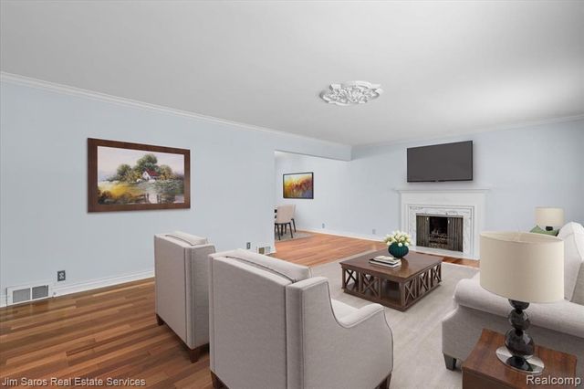 1023 Buckingham Road, Grosse Pointe, MI 48230