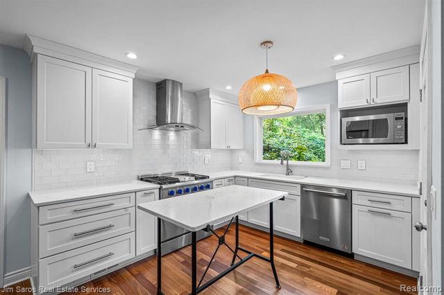 1023 Buckingham Road, Grosse Pointe, MI 48230