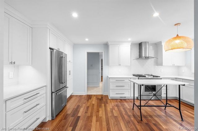 1023 Buckingham Road, Grosse Pointe, MI 48230