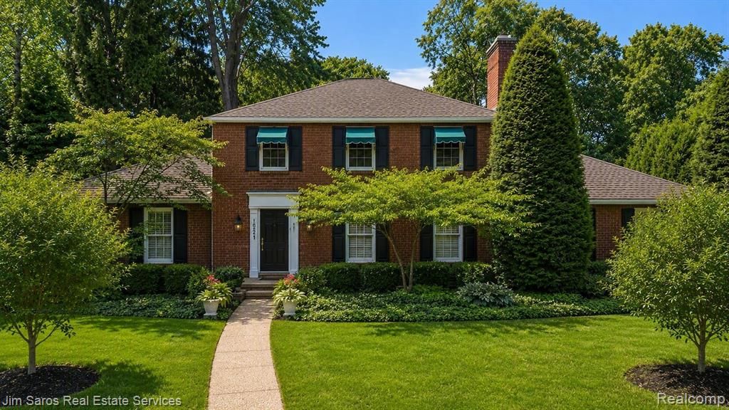1023 Buckingham Road, Grosse Pointe, MI 48230