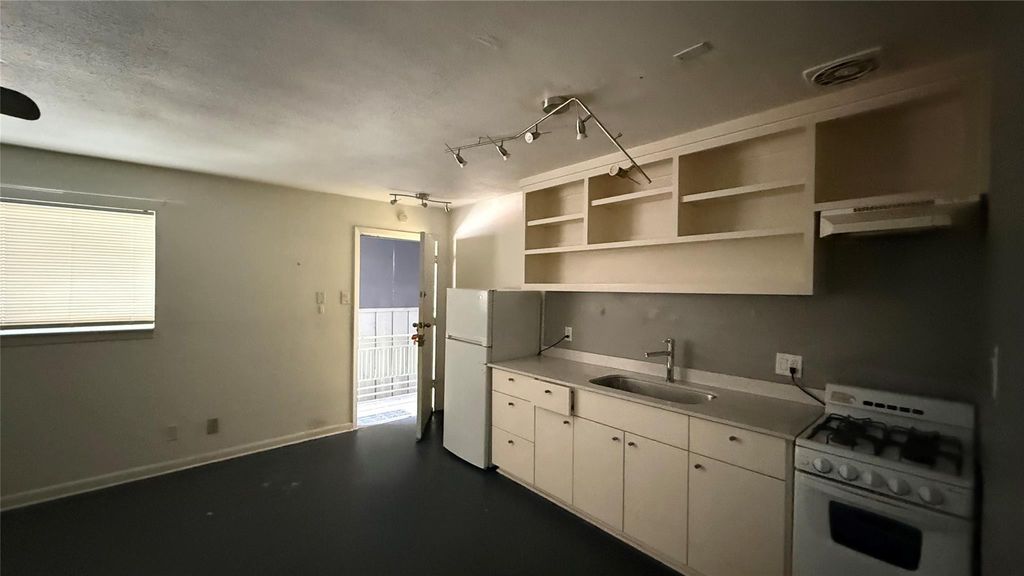 219 West Alabama 32, Houston, TX 77006