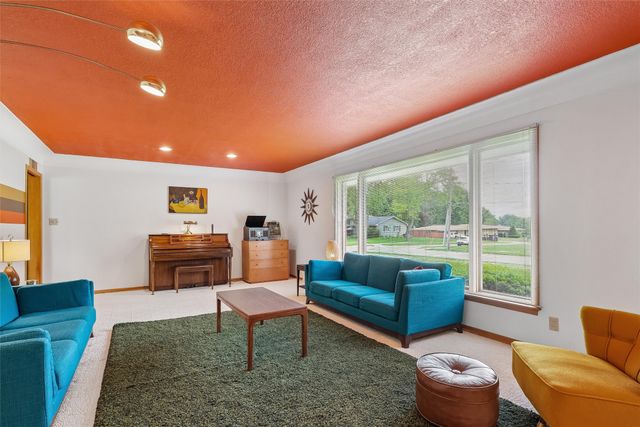 2924 Patricia Drive, Urbandale, IA 50322
