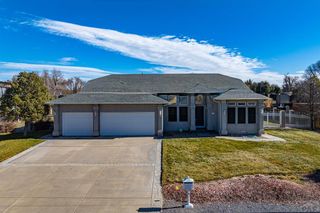 320 Brentwood Dr, Pueblo, CO 81005