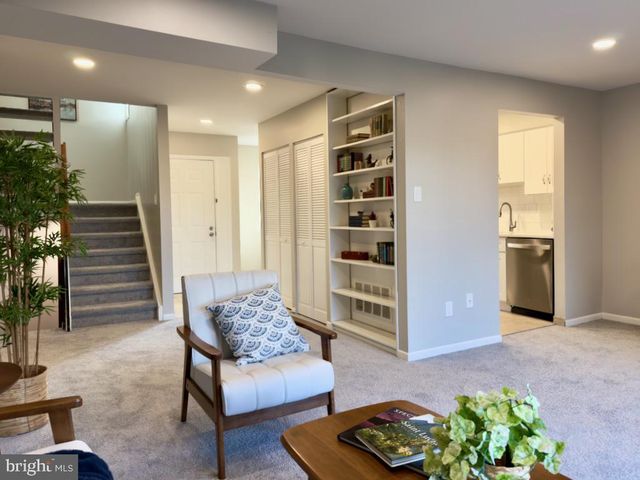 807 SUMMIT CHASE DR, Reading, PA 19611