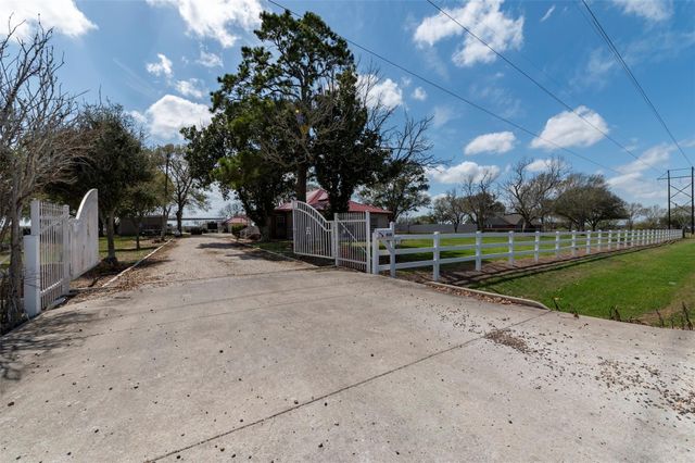 834 County Road 408, El Campo, TX 77437