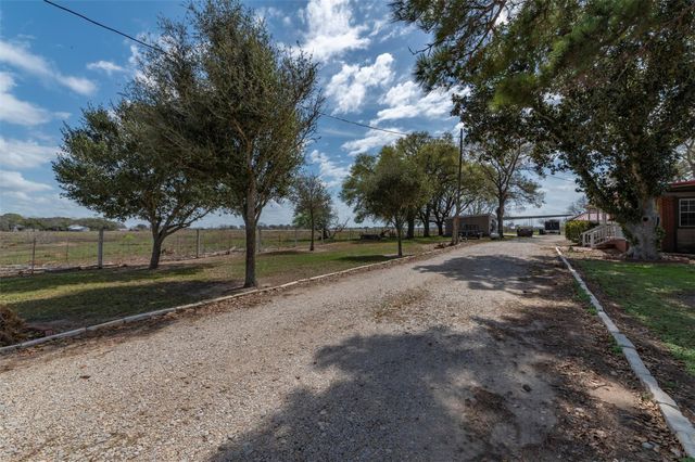 834 County Road 408, El Campo, TX 77437