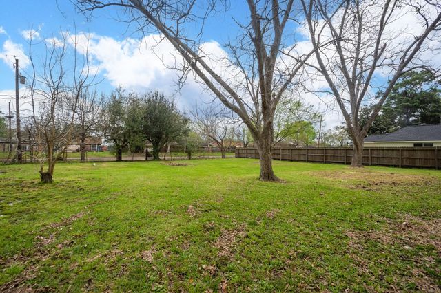 1318 Meadow Lark Street, Deer Park, TX 77536