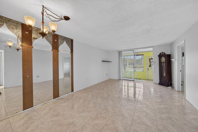 8101 N Sunrise Lakes Drive N 112, Sunrise, FL 33322