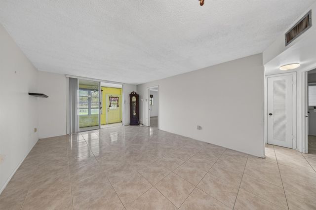 8101 N Sunrise Lakes Drive N 112, Sunrise, FL 33322