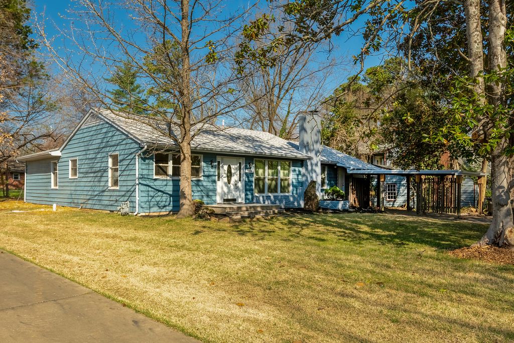 1004 S Taylor Drive, Carbondale, IL 62901