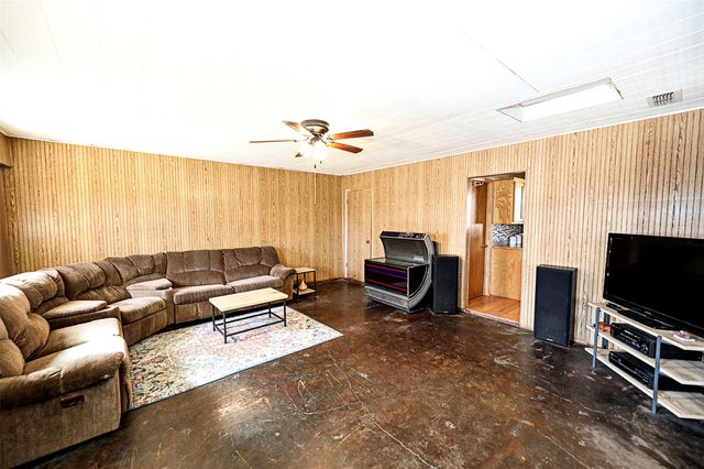 220 Tanglewood Street, Bowie, TX 76230