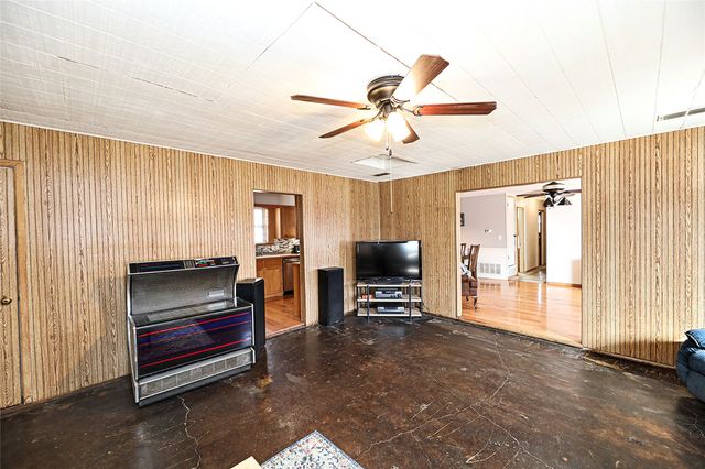 220 Tanglewood Street, Bowie, TX 76230