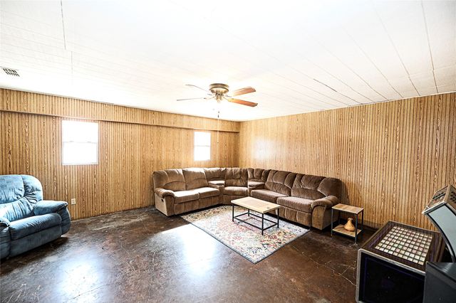 220 Tanglewood Street, Bowie, TX 76230