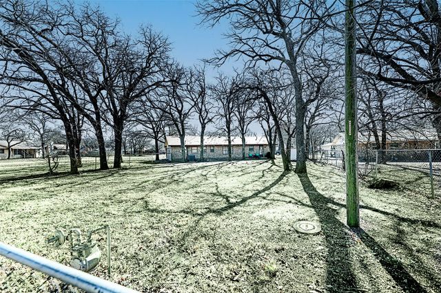 220 Tanglewood Street, Bowie, TX 76230