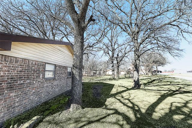 220 Tanglewood Street, Bowie, TX 76230