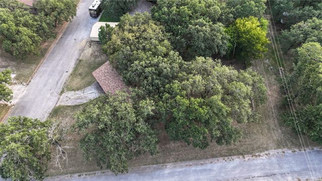 220 Tanglewood Street, Bowie, TX 76230