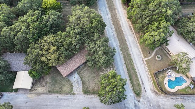 220 Tanglewood Street, Bowie, TX 76230