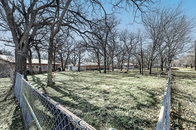 220 Tanglewood Street, Bowie, TX 76230